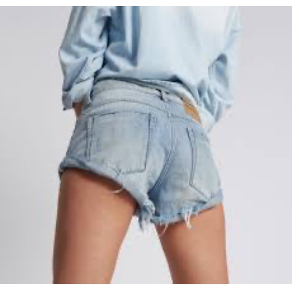 • One Teaspoon • Women’s WORN OUT daisy duke cut denim distressed shorts.